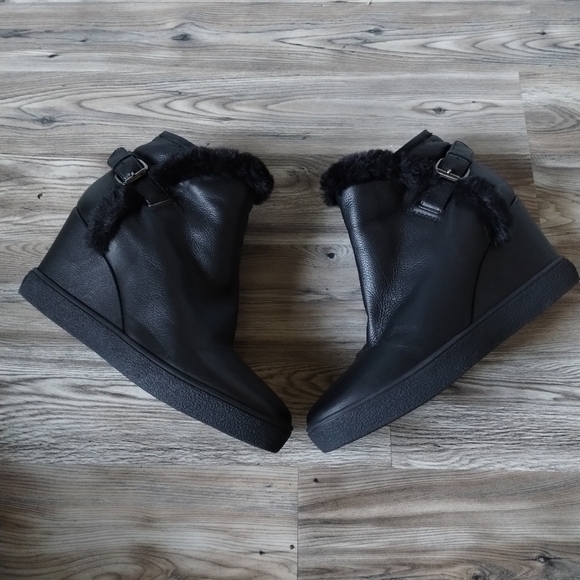 Aquatalia Cameron Faux-Fur-Trimmed Black Leather Wedge Bootie Women's size 10.5 - Picture 1 of 5